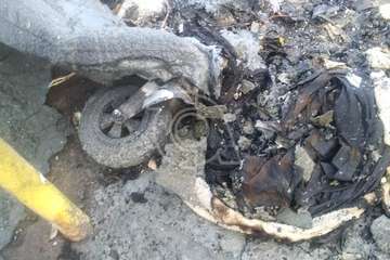 El vandalismo calcina un contenedor en Las Huesas (Telde)/TA.